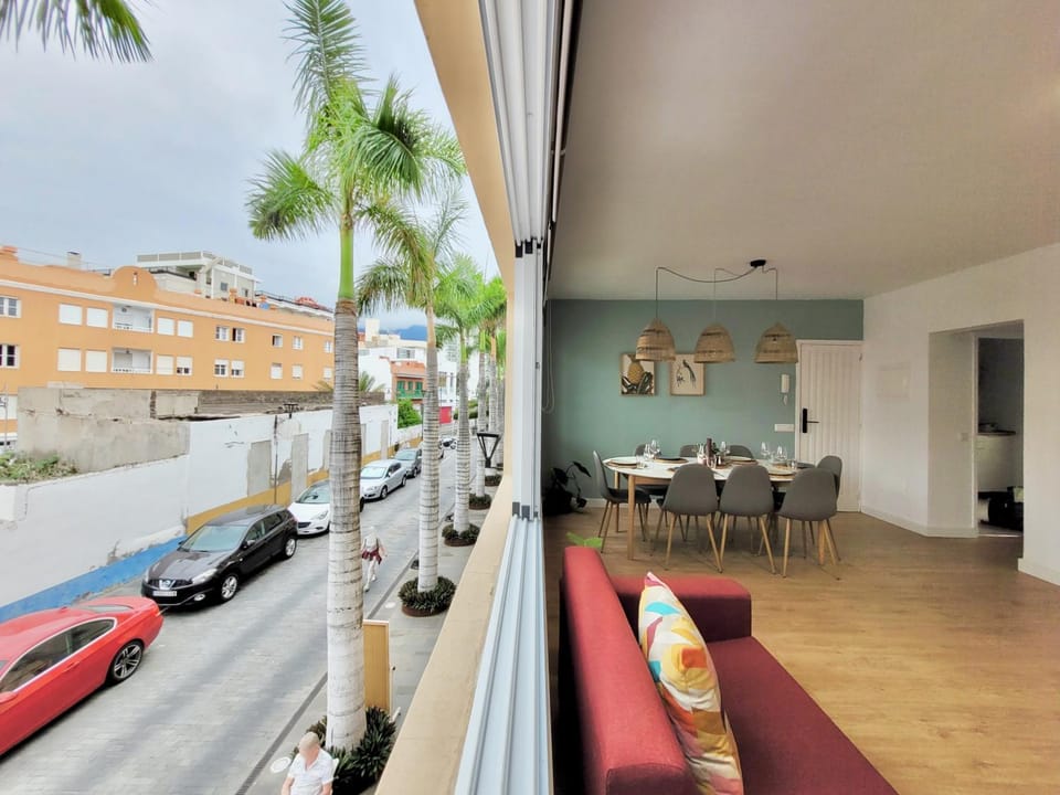 Day, Neighbourhood, View (from property/room), Living room, Seating area, Dining area, Street view, Parking