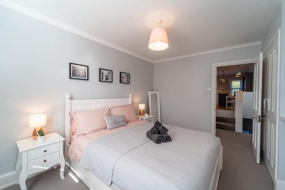 A beautiful and stylish 2 bed flat close to beach Apartment in Poole