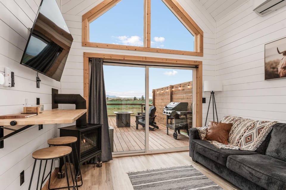 Modern Tiny Cabin, with Hot tub in Choteau MT Cabin in Idaho