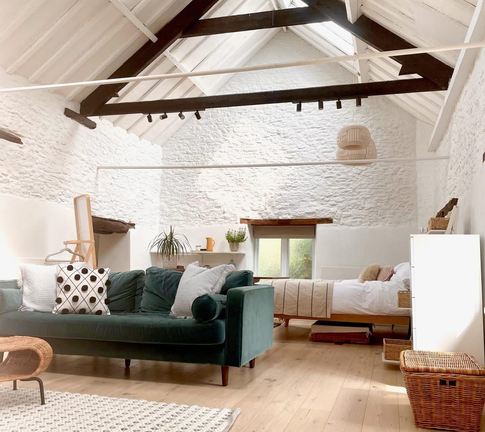 Bed, Seating area