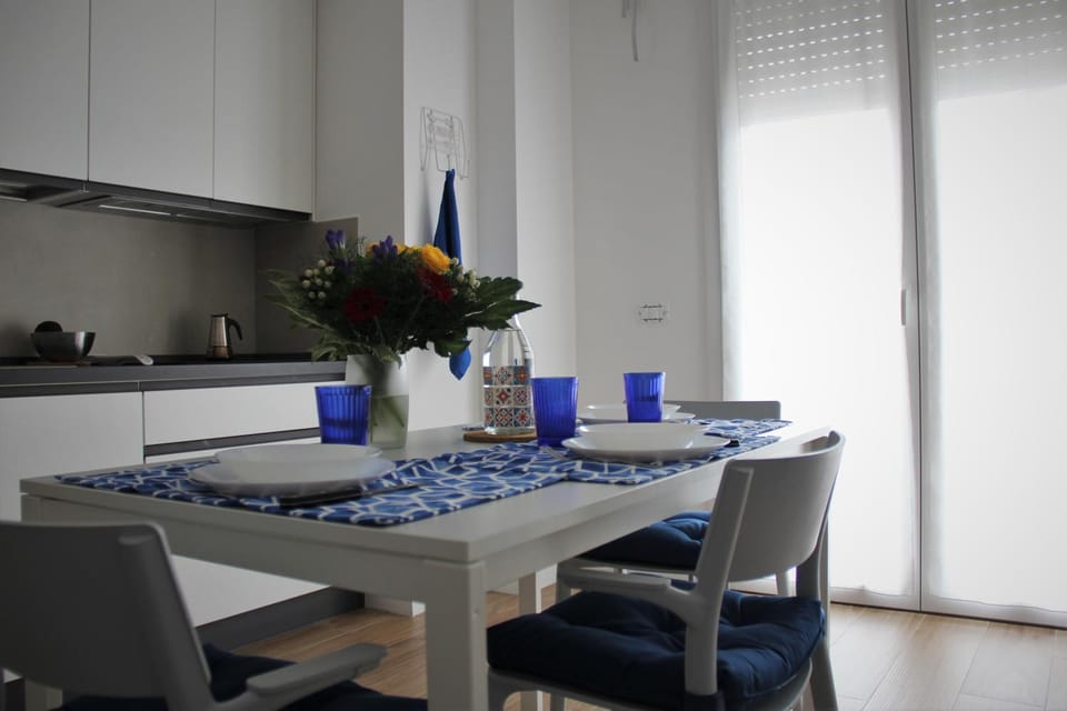 Dining area, kitchen
