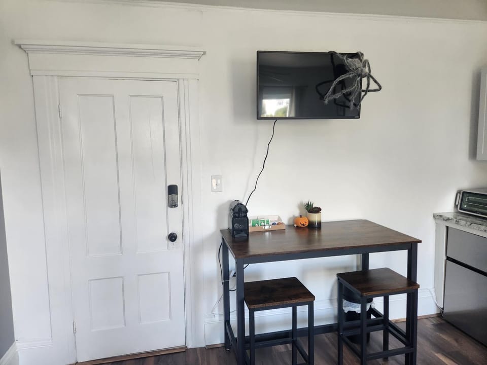 Street side studio apartment Apartment in Manchester