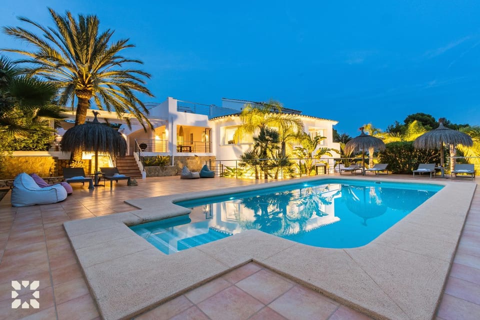 Property building, Patio, Day, Pool view, Swimming pool, sunbed