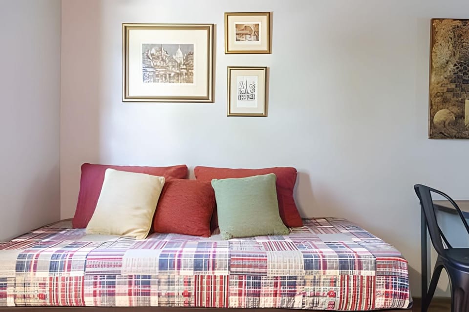 Bed, Living room