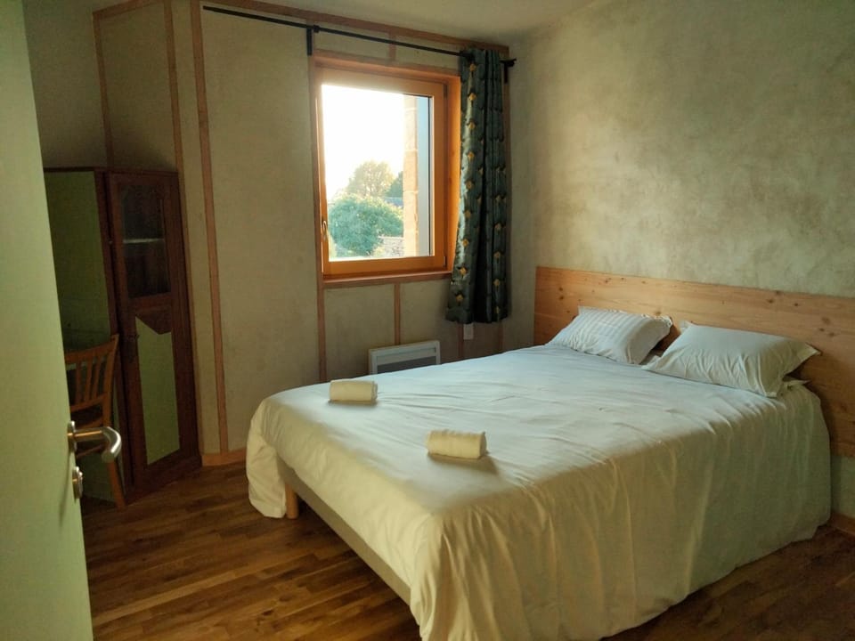 Bed, Photo of the whole room, towels, wardrobe