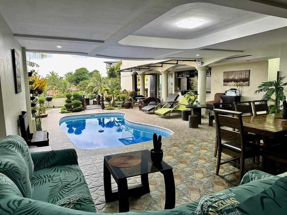 Restaurant/places to eat, Seating area, Pool view, Swimming pool