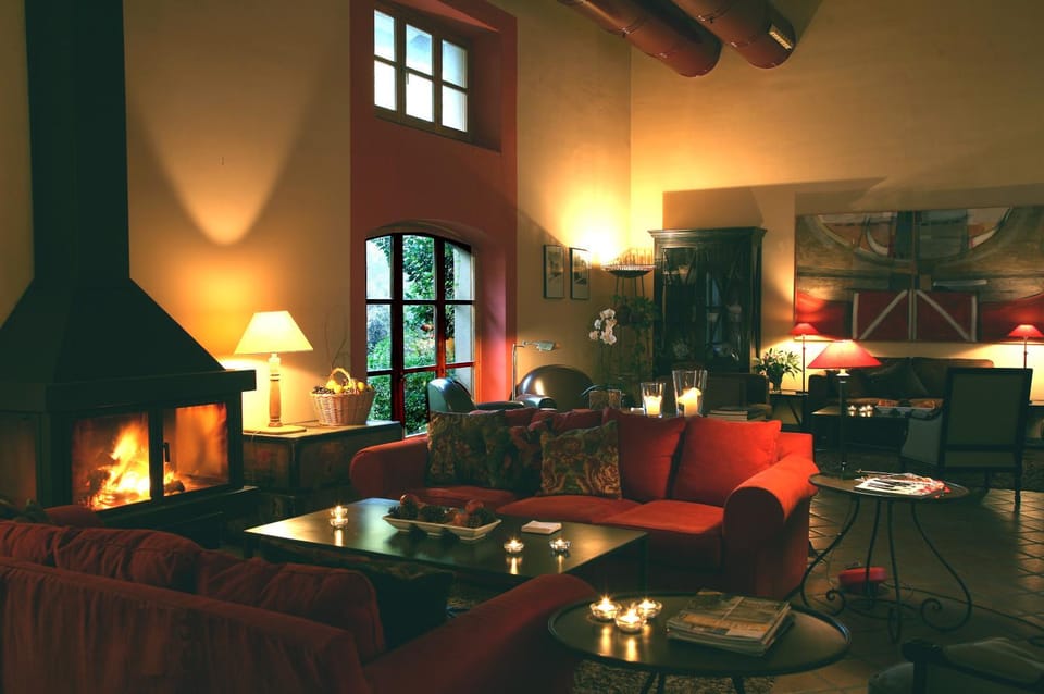 Communal lounge/ TV room, Library, Lounge or bar