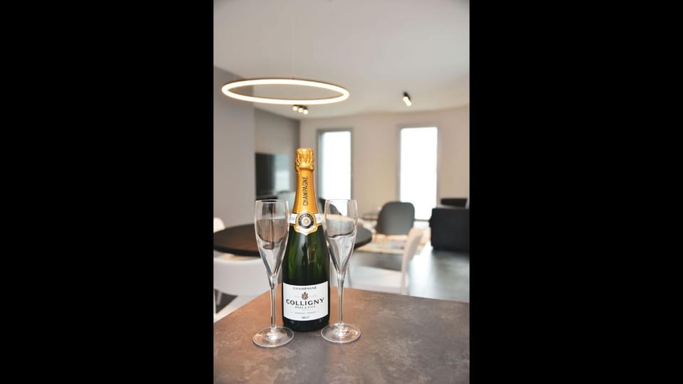 Restaurant/places to eat, TV and multimedia, Living room, Food and drinks, Seating area, Drinks, Alcoholic drinks