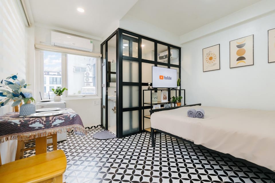 Bed, TV and multimedia, Bedroom