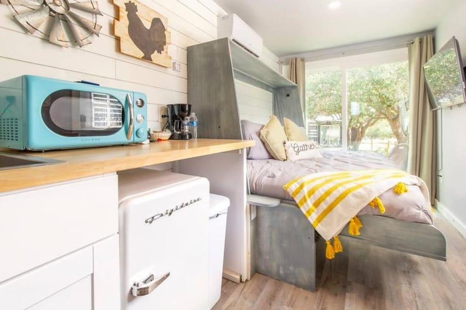 The Container Retreat @290 Wine Trail #3 Hill Country bliss House in Rio Grande