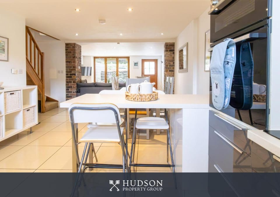 Kitchen or kitchenette, Dining area, oven