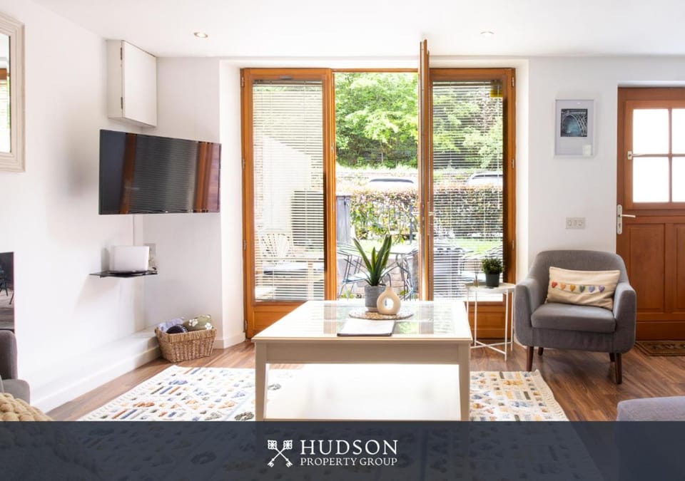 Patio, Garden, TV and multimedia, Living room, Seating area