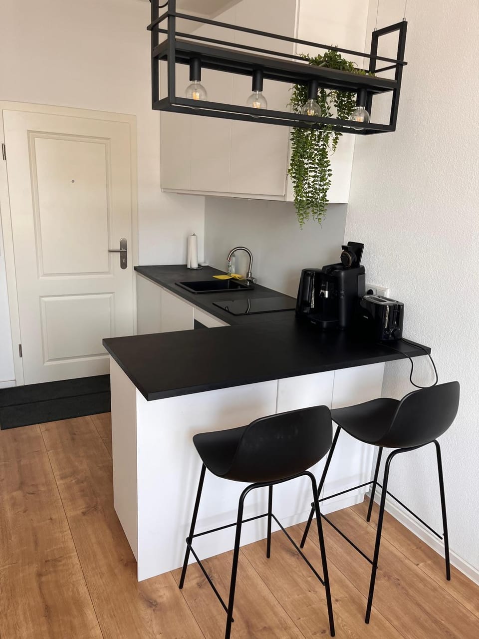 Coffee/tea facilities, Kitchen or kitchenette, Dining area, stove, toaster