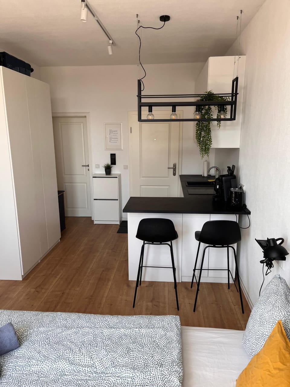 Bed, Kitchen or kitchenette, Seating area, Dining area, oven, stove, wardrobe