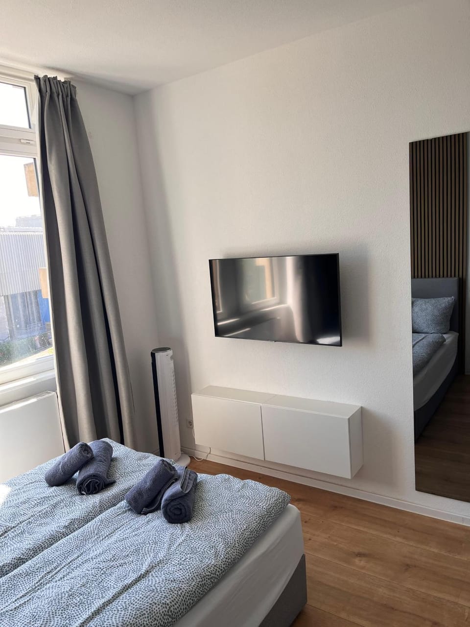 Bed, TV and multimedia, Photo of the whole room, Evening entertainment, Bedroom, towels