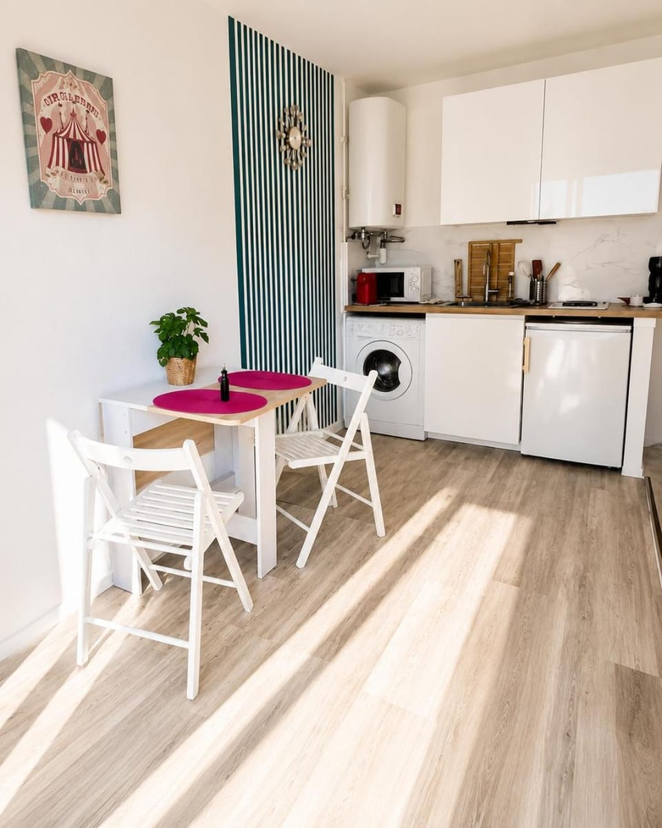 Bright studio with balcony at the foot of the sea Apartment in Nice