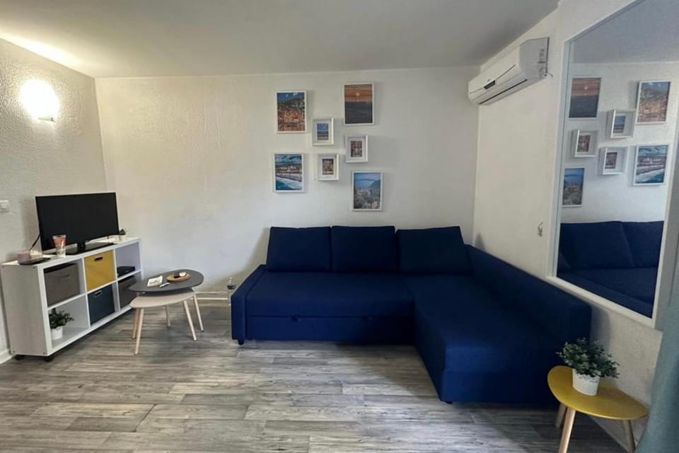 Bright studio with balcony at the foot of the sea Apartment in Nice