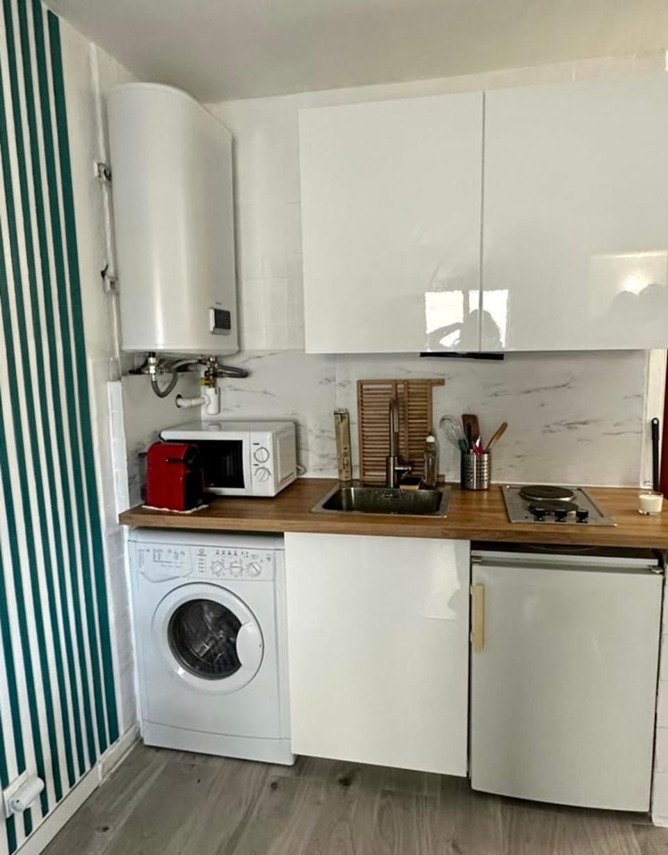 Bright studio with balcony at the foot of the sea Apartment in Nice