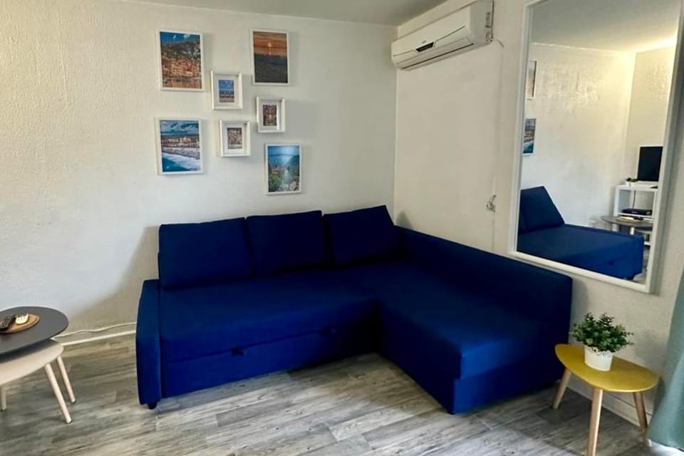 Bright studio with balcony at the foot of the sea Apartment in Nice
