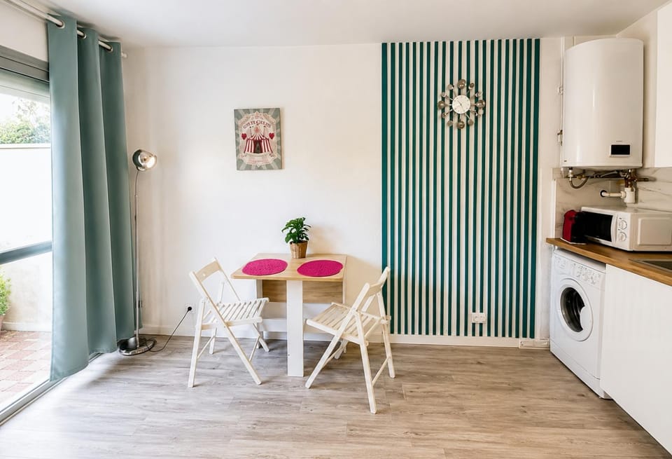 Bright studio with balcony at the foot of the sea Apartment in Nice