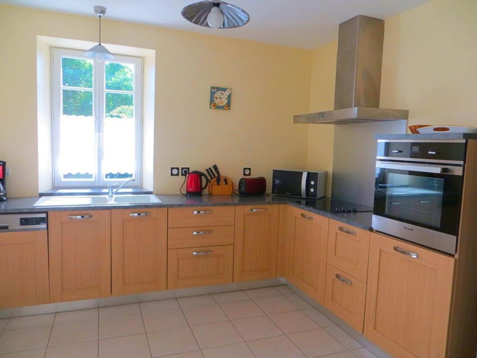 Charmant gîte en pierres avec poêle et animaux admis - FR-1-653-79 House in Nouvelle-Aquitaine