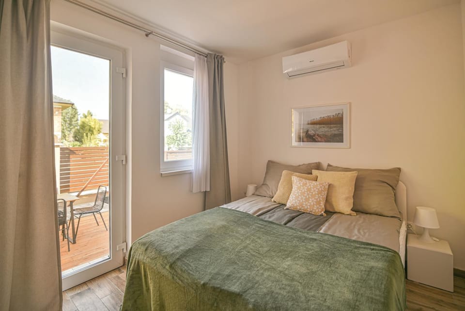 Photo of the whole room, Bedroom, air conditioner