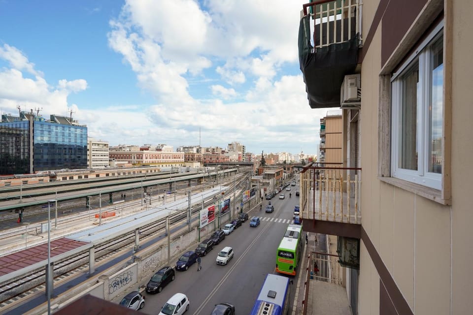 Property building, Neighbourhood, Balcony/Terrace, Parking