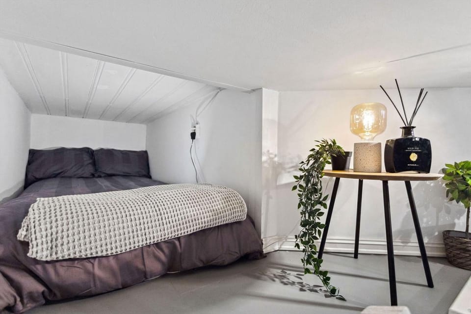 Bedroom, bunk bed