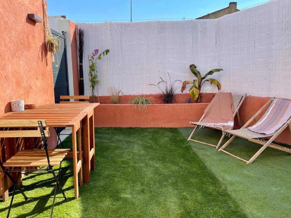 Patio, Day, Garden, Seating area, Dining area, Garden view, sunbed