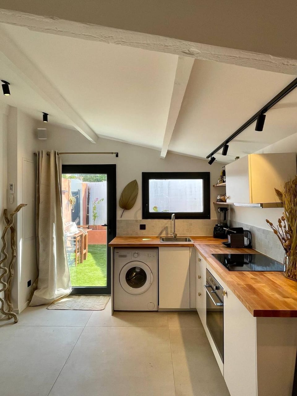 Kitchen or kitchenette, Dining area, pet friendly, stove