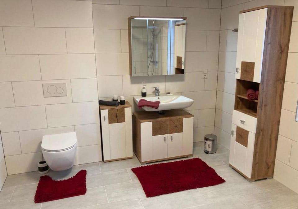 Shower, Toilet, Bathroom, towels