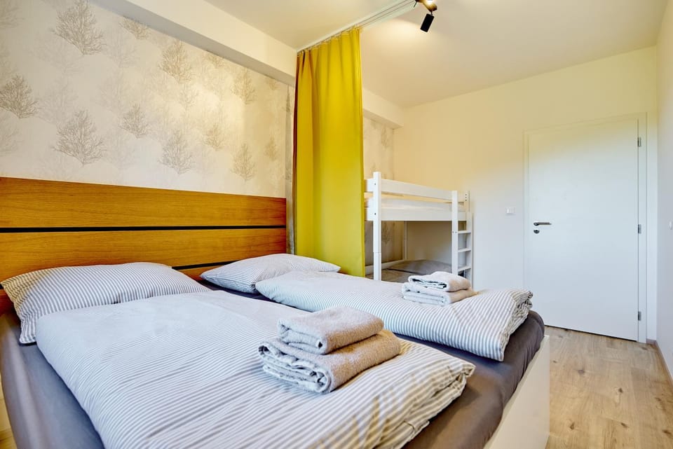 Bed, Bedroom, towels