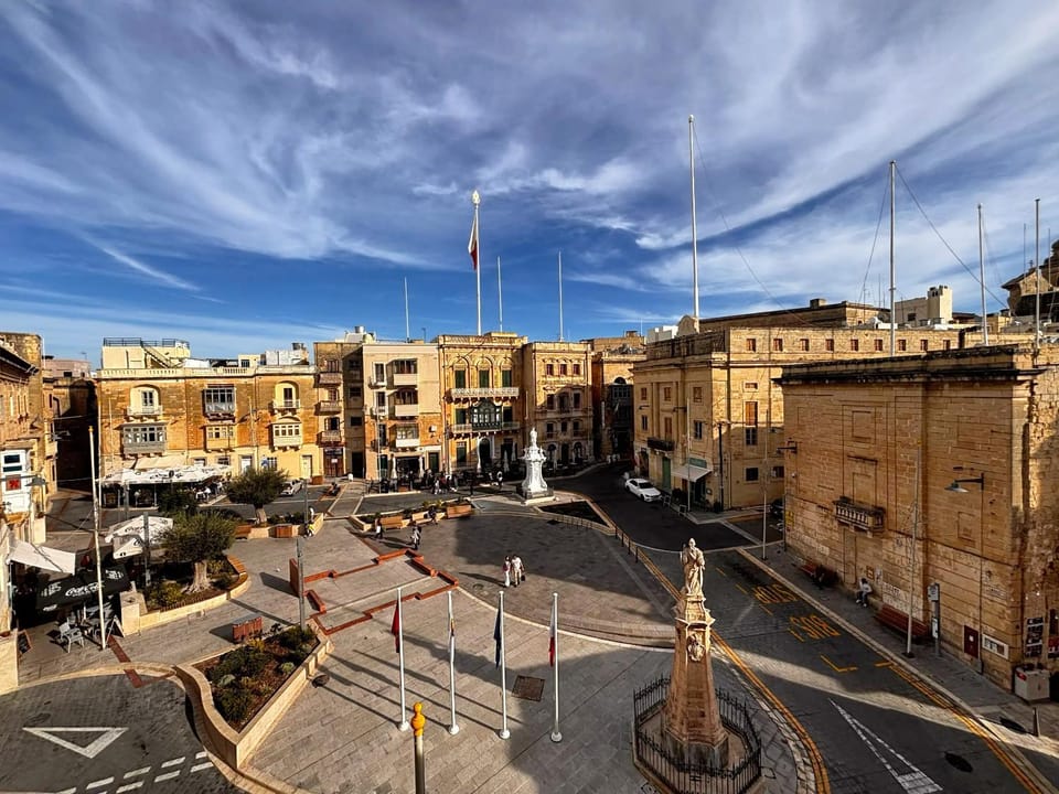 Birgu Square Townhouse, Rooftop & 3 Bathrooms House in Malta
