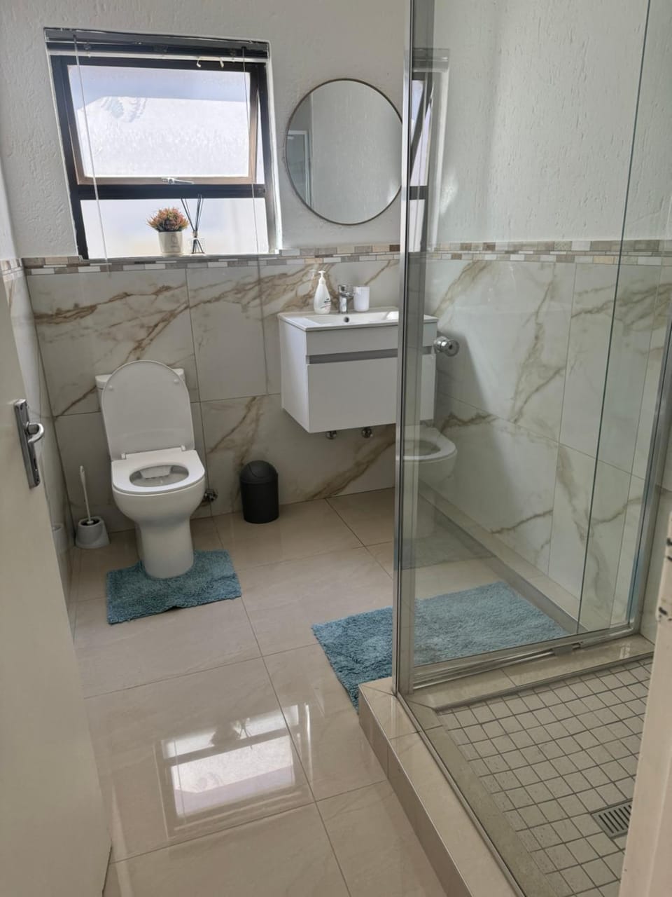 Shower, Toilet, Bathroom, towels