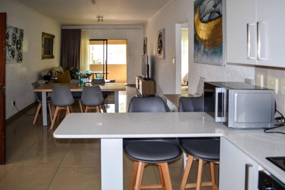 Kitchen or kitchenette, Living room, Dining area, minibar