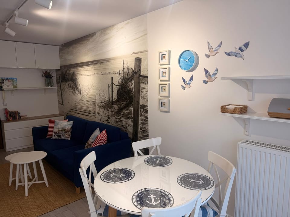 Kitchen or kitchenette, Living room, Seating area, Dining area