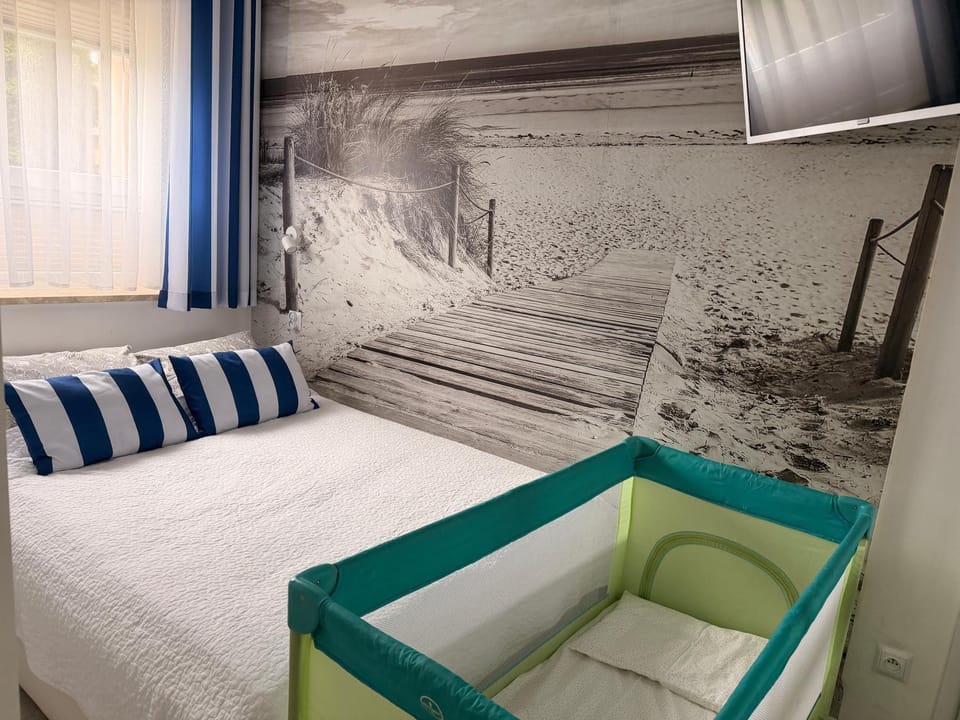 Bedroom, cot