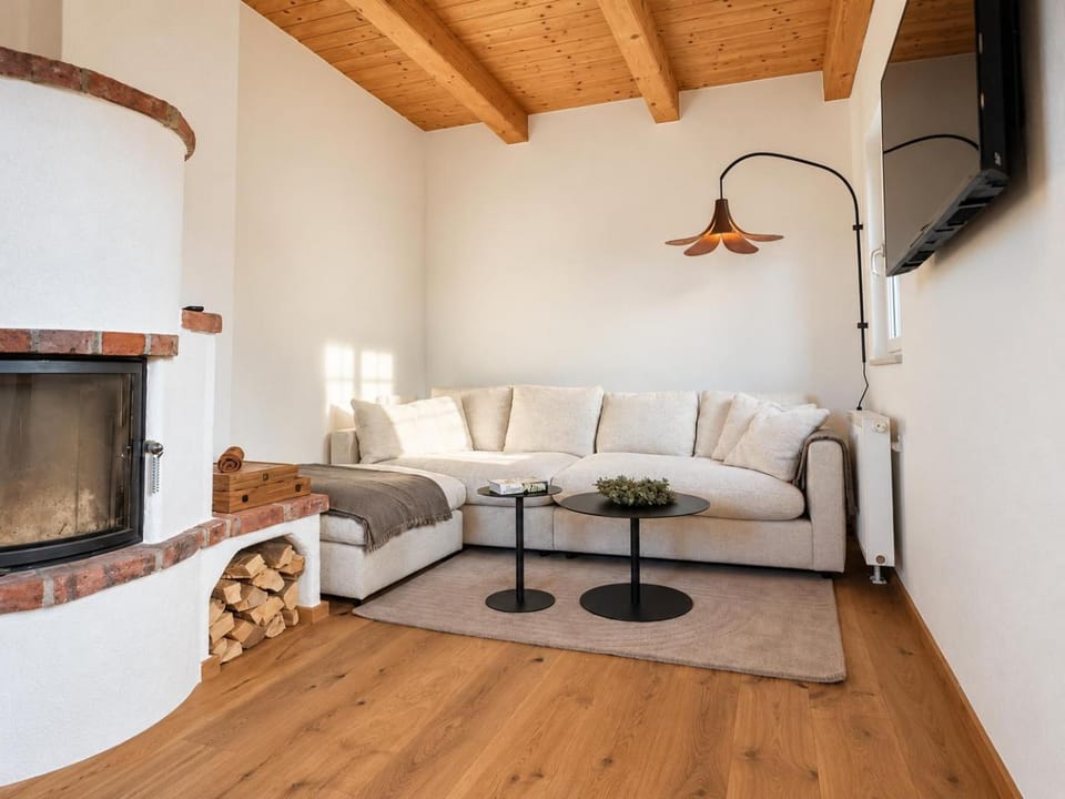 TV and multimedia, Seating area, fireplace