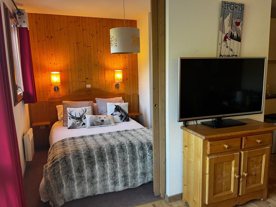 Communal lounge/ TV room, Bed, TV and multimedia, Photo of the whole room, Bedroom