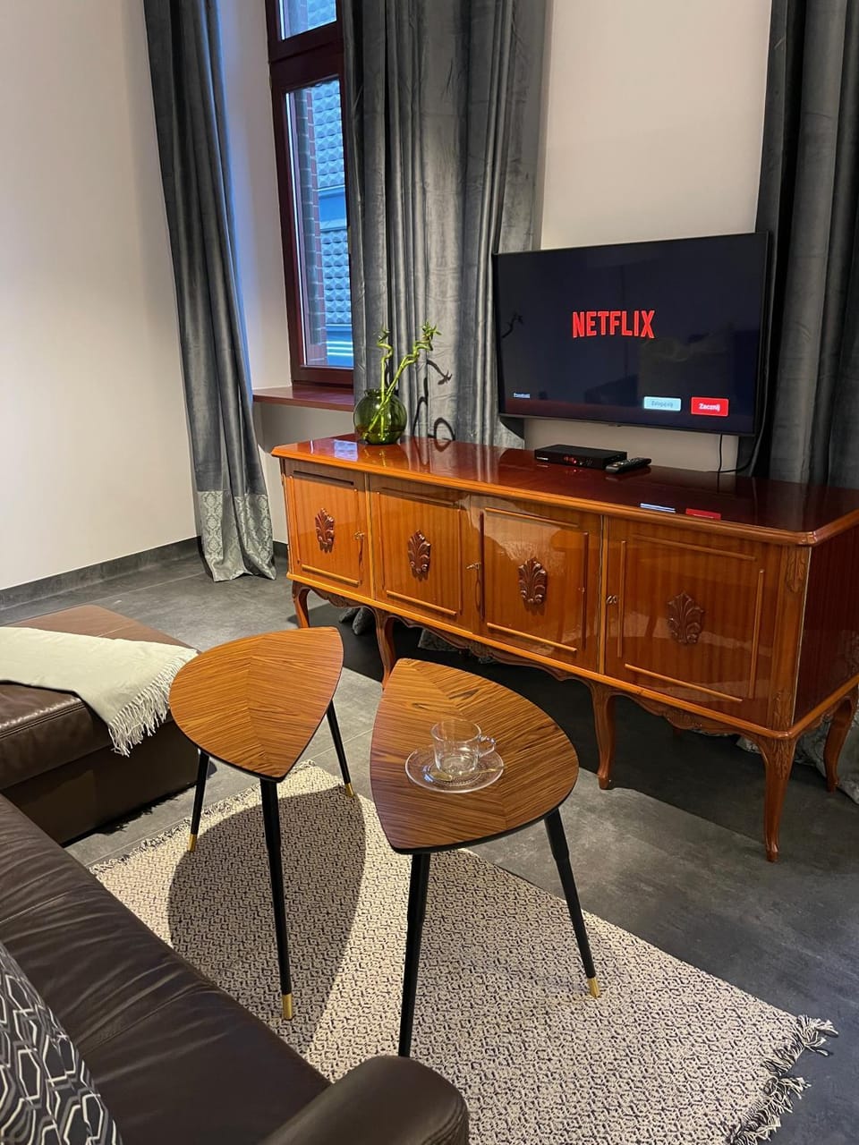 TV and multimedia, Living room, Seating area, Evening entertainment