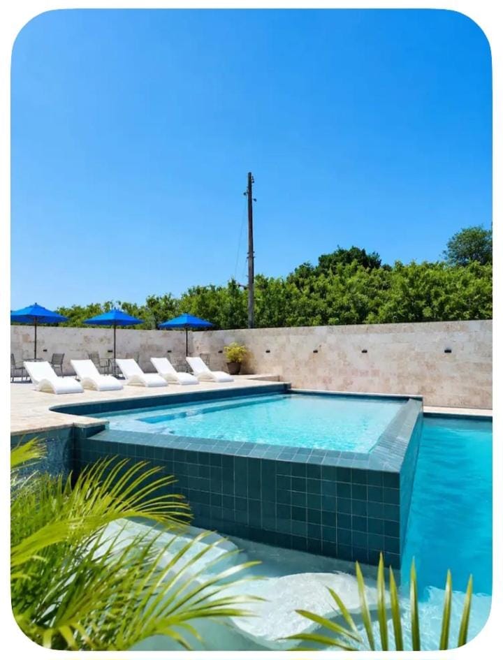 Playa Juan Dolio, RD - Acceso Privado A La Playa Justo Detrás, Piscina, Jacuzzi, Gazebos, Zona De BBQ, Ducha De Exterior, Baños, Parqueo, Wifi, Netflix, Seguridad Y Control De Acceso Las 24 Horas Apartment in Juan Dolio