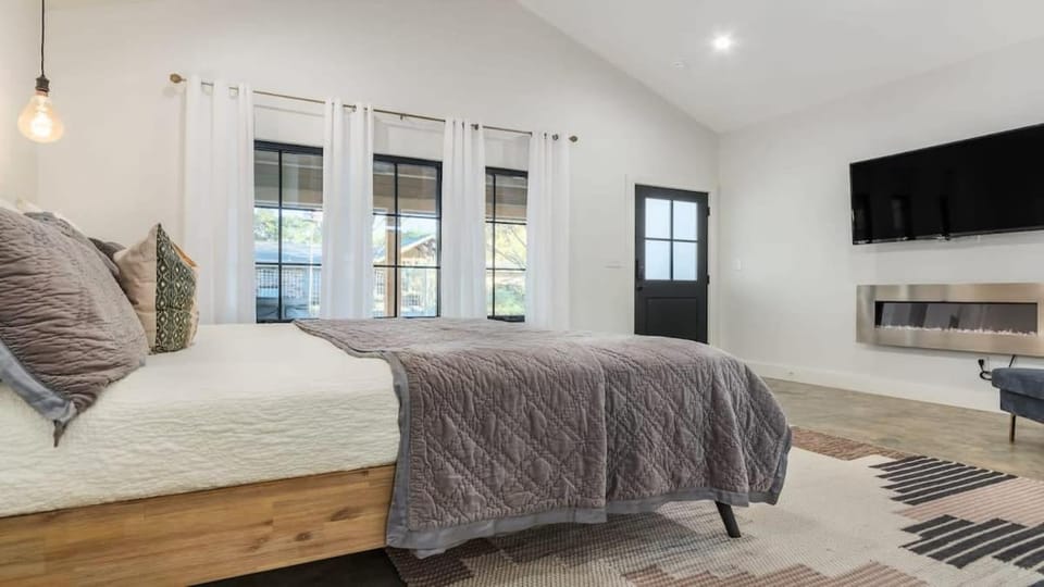 Alley Kat Guesthouse with private hot tub House in Fredericksburg