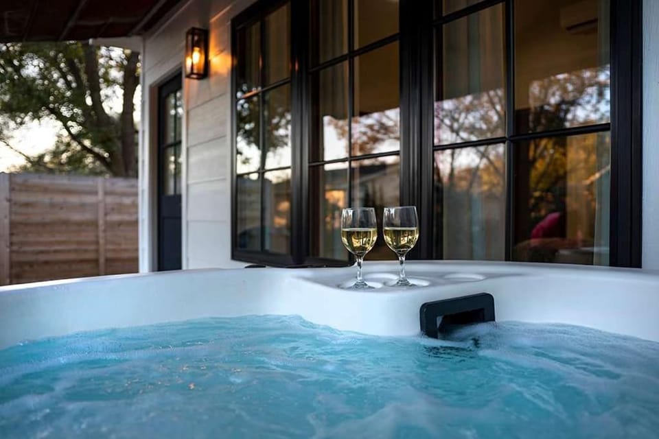 Alley Kat Guesthouse with private hot tub House in Fredericksburg