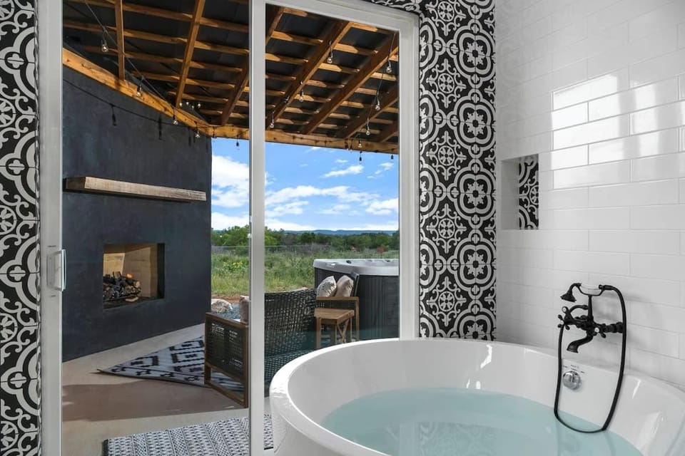 Ashlee's Farmhaus, Hot Tub, Fireplace, in town! House in Fredericksburg