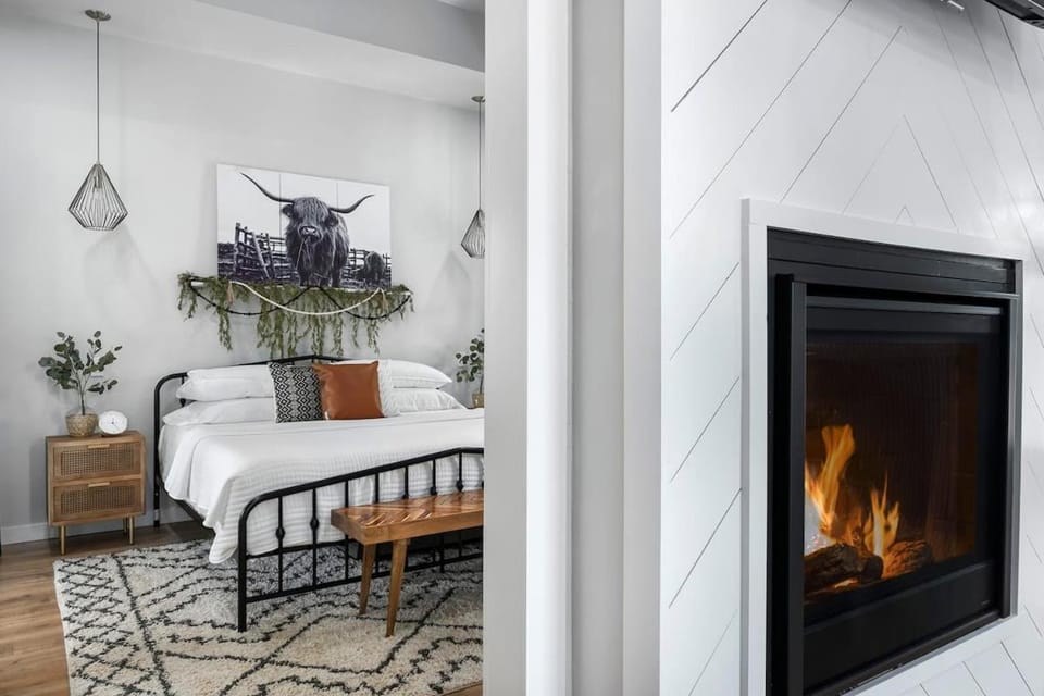 Ashlee's Farmhaus, Hot Tub, Fireplace, in town! House in Fredericksburg