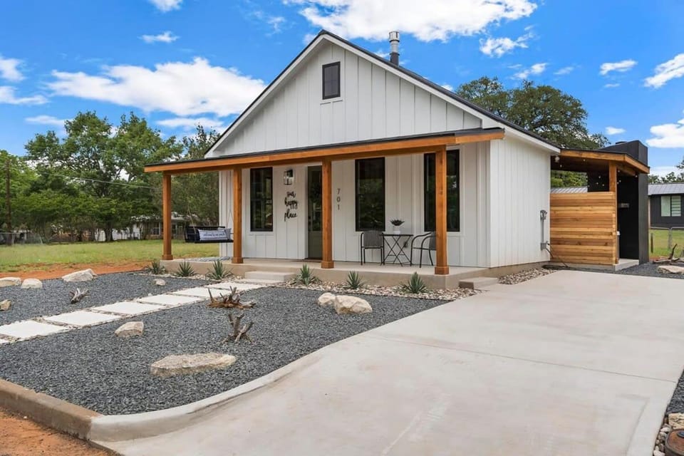 Ashlee's Farmhaus, Hot Tub, Fireplace, in town! House in Fredericksburg