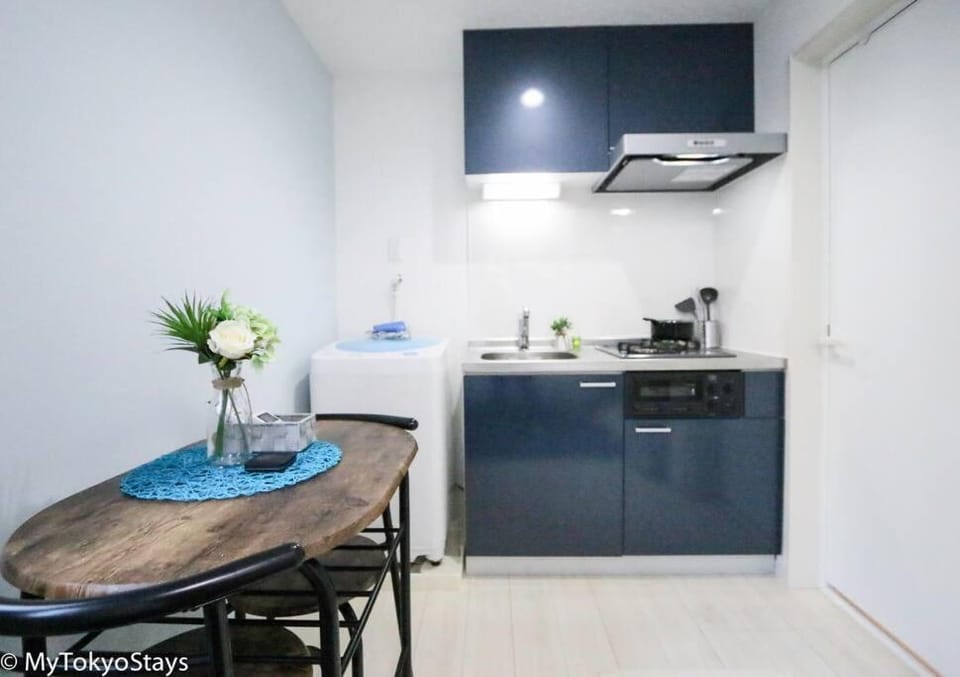 Kitchen or kitchenette, Dining area, minibar, stove