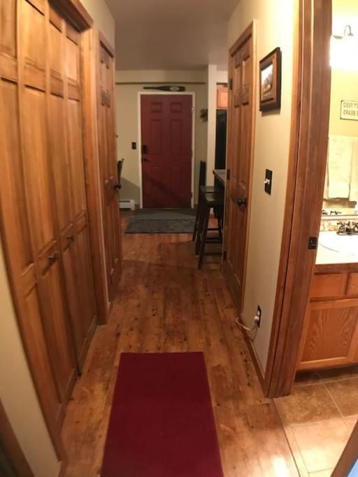 Rustic 2 BR Mountain View-walk to resort Apartment in Big Sky
