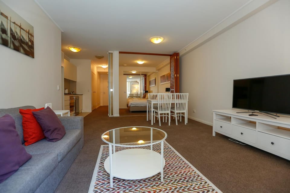 TV and multimedia, Kitchen or kitchenette, Living room, Seating area, Dining area