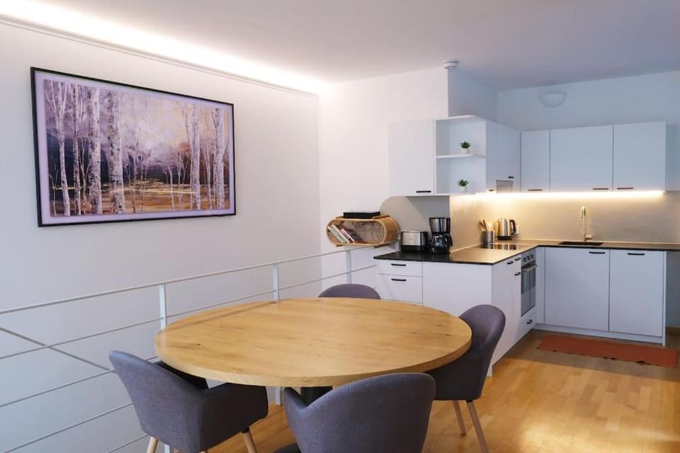 Kitchen or kitchenette, Dining area